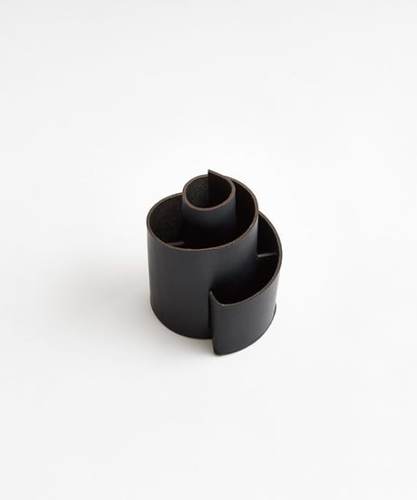 SPIRAL PEN STAND  (NUDE / BLACK)