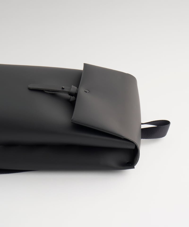 SEAMLESS BACKPACK ( NUDE / BLACK ) | i ro se O