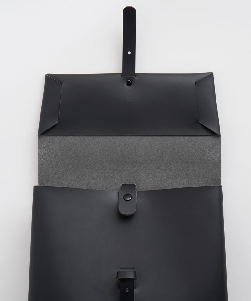 SEAMLESS BACKPACK ( NUDE / BLACK ) | i ro se O