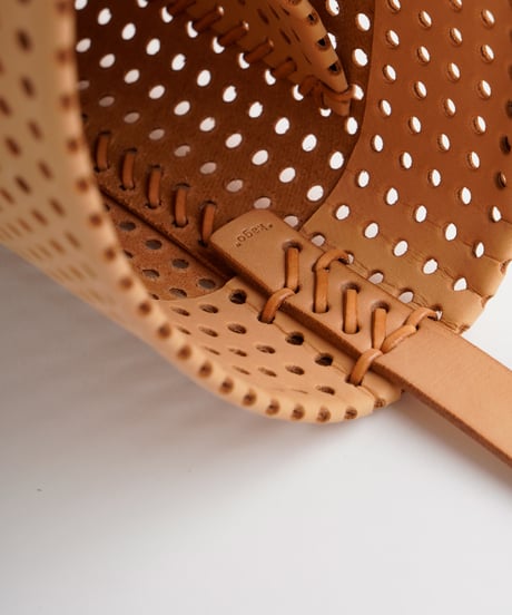 "KAGO" SHOULDER TOTE - M ( NUDE / BLACK )