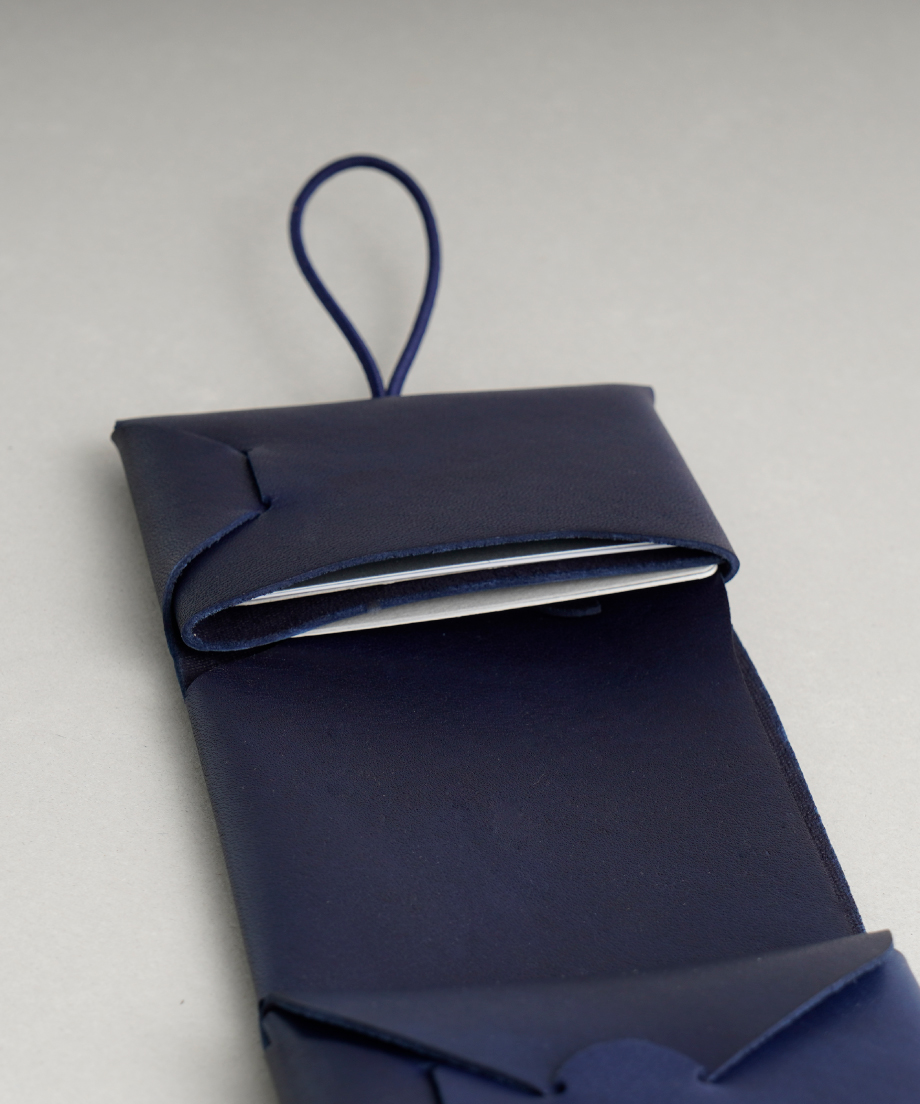 IVE イソ クロスバッグ SEAMLESS CLUTCH BAG-M ( BLACK / NUDE ) | i ro s