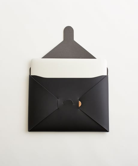 SEAMLESS CLUTCH BAG-M ( BLACK / NUDE )