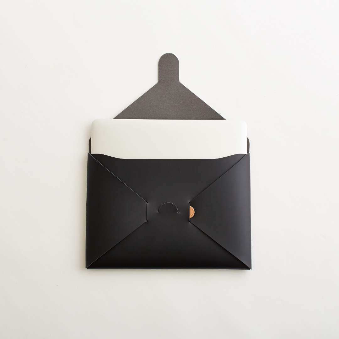 SEAMLESS CLUTCH BAG-M ( BLACK / NUDE ) | i ro s