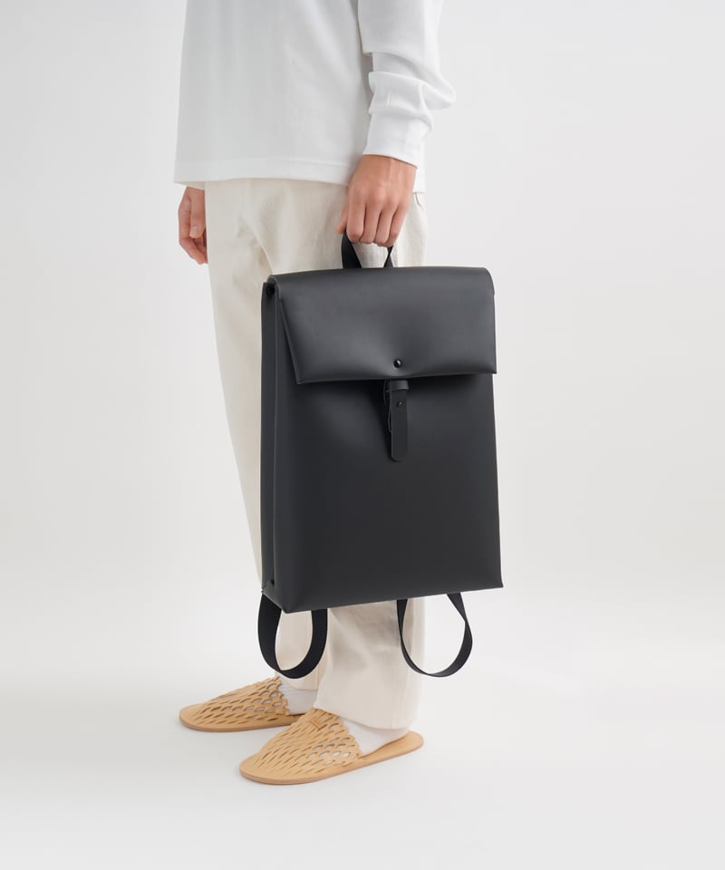 SEAMLESS BACKPACK ( NUDE / BLACK ) | i ro se O