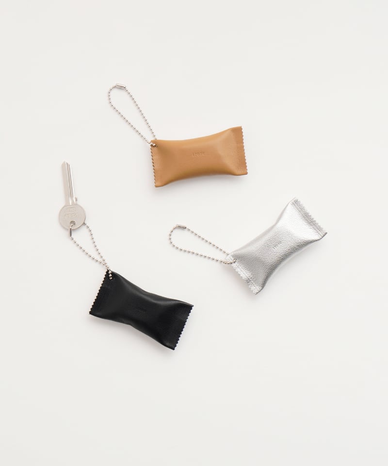 WHISTLE CHARM ( CAMEL / BLACK / SILVER ) | i ro