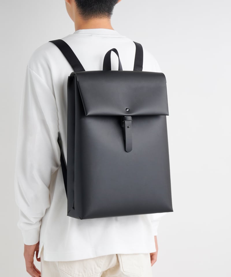 SEAMLESS BACKPACK ( NUDE / BLACK ) | i ro se O