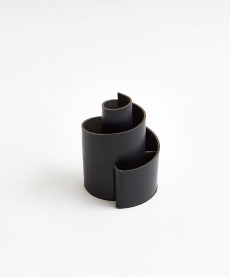 SPIRAL PEN STAND  (NUDE / BLACK)