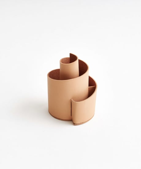 SPIRAL PEN STAND  (NUDE / BLACK)