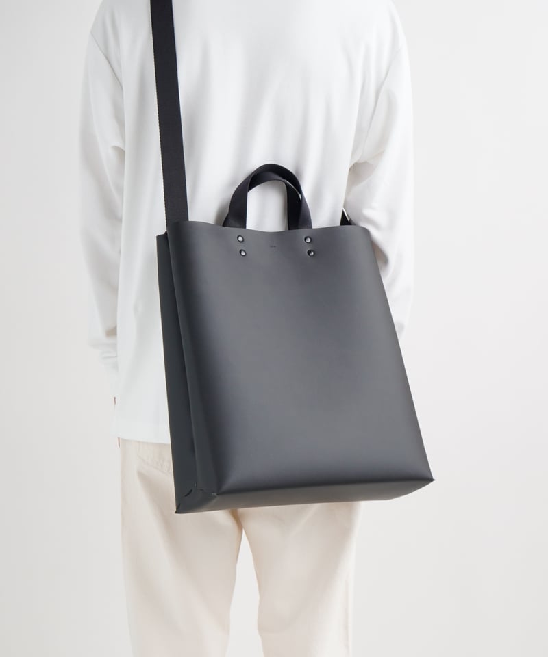 SEAMLESS TOTE BAG - L ( NUDE / BLACK ) | i ro s