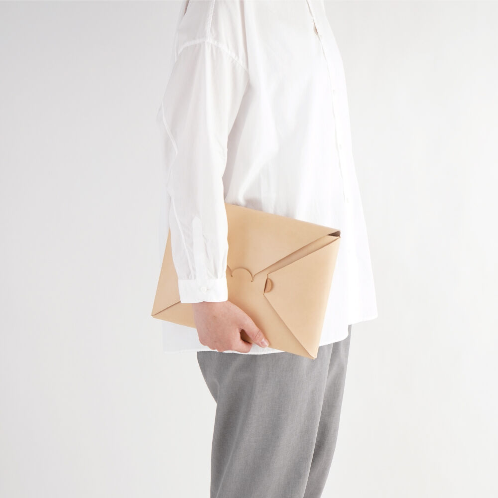 SEAMLESS CLUTCH BAG-S ( BLACK / NUDE ) | i ro s
