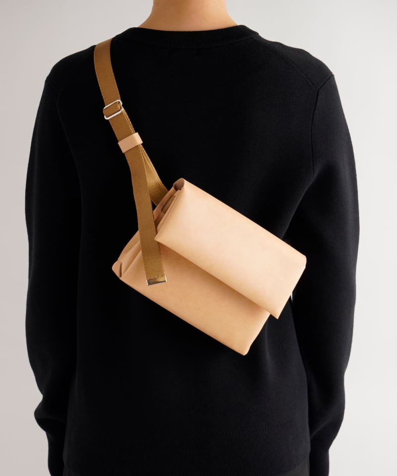 SEAMLESS MINI SHOULDER ( NUDE / BLACK ) | i ro