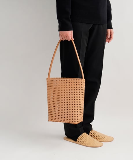 "KAGO" SHOULDER TOTE - M ( NUDE / BLACK )