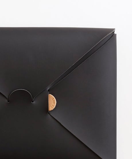 SEAMLESS CLUTCH BAG-S ( BLACK / NUDE )