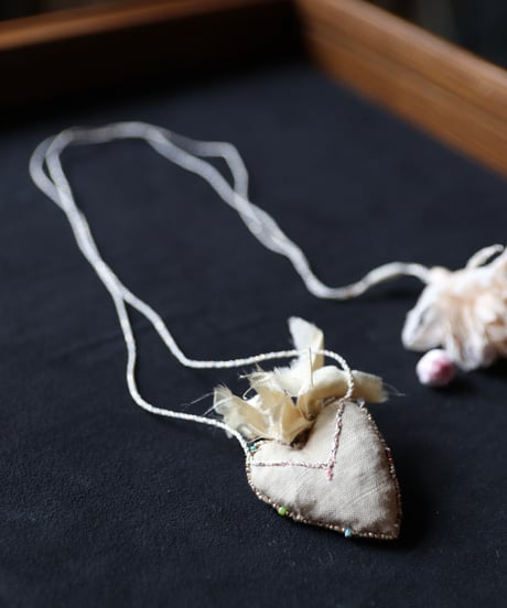 Antonia Rossi (Antomoon)/ Artisan Embroidered Heart Necklaceネックレス / An-26007