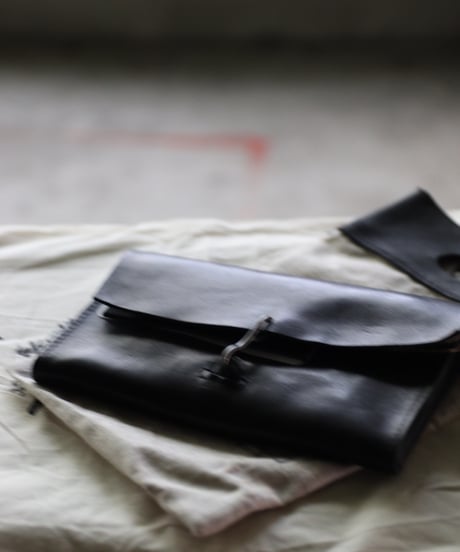 ALEKSANDR MANAMISアレクサンダーマナミ/ AM-T WALLET - BLACK革財布 /am-25029