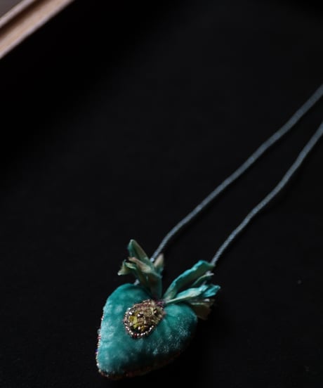 Antonia Rossi (Antomoon)/ Embroidered Heart Necklaceネックレス / An-25042