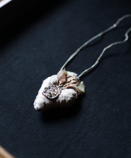 Antonia Rossi (Antomoon)/ Embroidered Heart Necklaceネックレス / An-25049