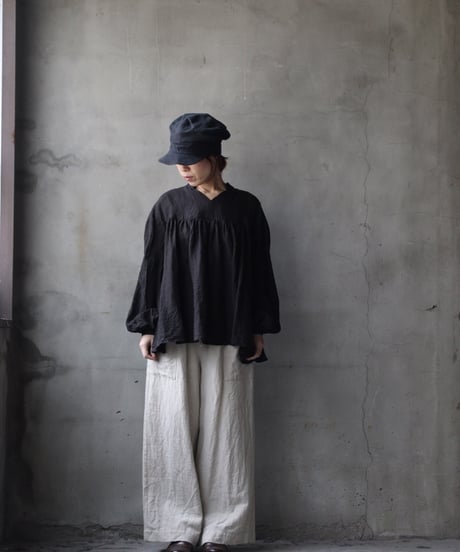 cavane キャヴァネ / Stand coll gathered chest linen100ブラウス / ca-25176