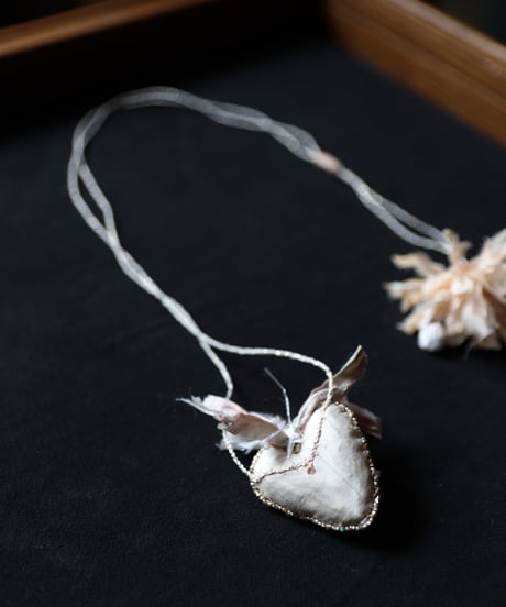 Antonia Rossi (Antomoon)/ Artisan Embroidered Heart Necklaceネックレス / An-26006