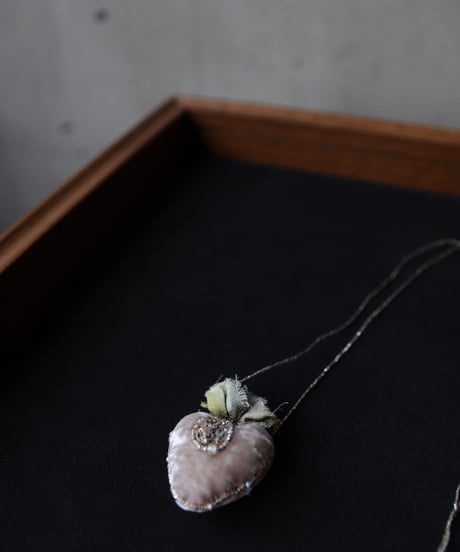 Antonia Rossi (Antomoon)/ Embroidered Heart Necklaceネックレス / An-25001