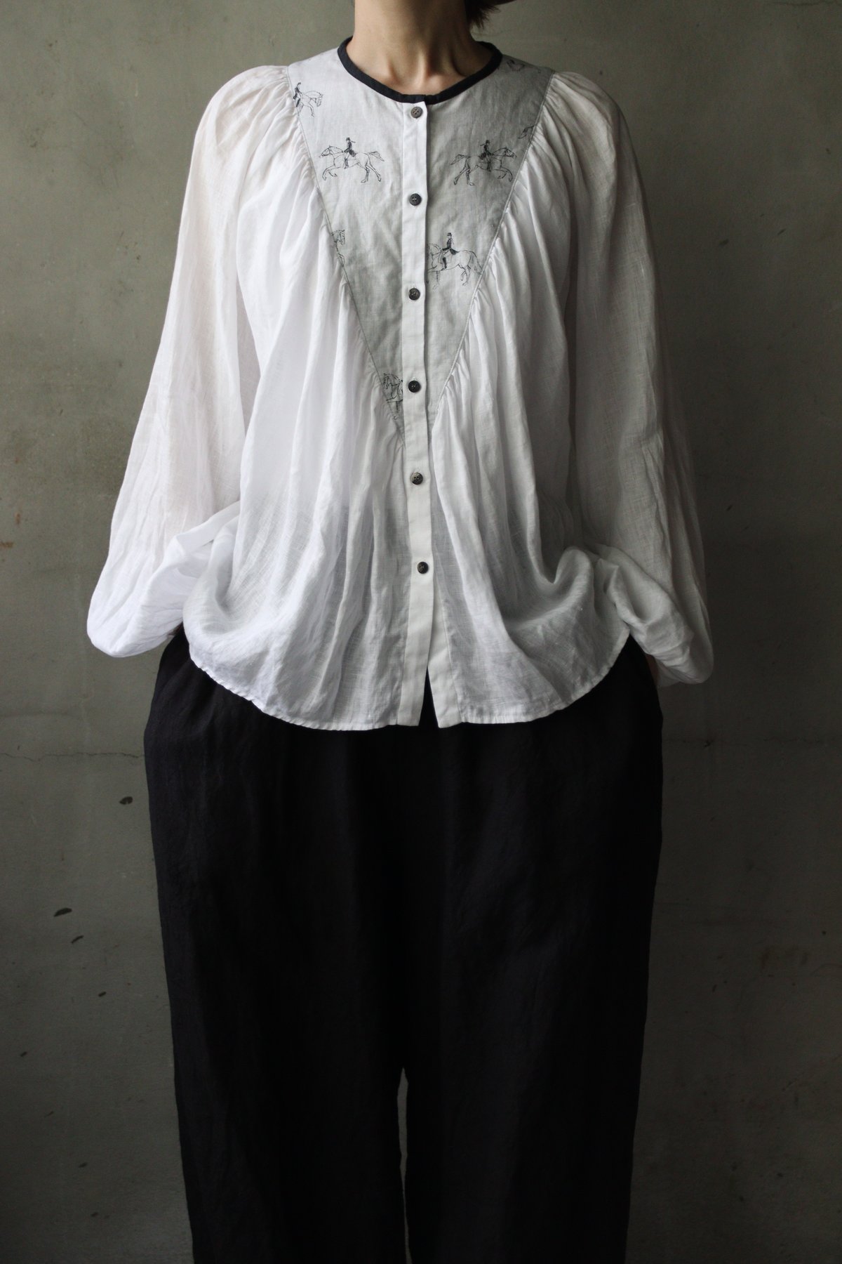 cavane キャヴァネ / Collarless raglan linen100 blous