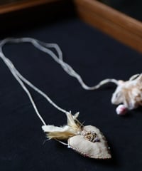 Antonia Rossi (Antomoon)/ Artisan Embroidered Heart Necklaceネックレス / An-26007