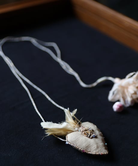 Antonia Rossi (Antomoon)/ Artisan Embroidered Heart Necklaceネックレス / An-26007