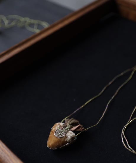 Antonia Rossi (Antomoon)/ Embroidered Heart Necklaceネックレス / An-25008