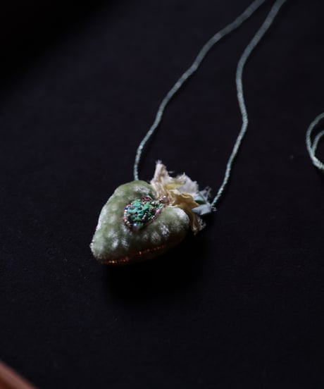 Antonia Rossi (Antomoon)/ Embroidered Heart Necklaceネックレス / An-25044