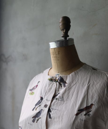 ALEKSANDR MANAMISアレクサンダーマナミ/ 1820 BIRD COLLARLESS SHIRTブラウス / am-24037