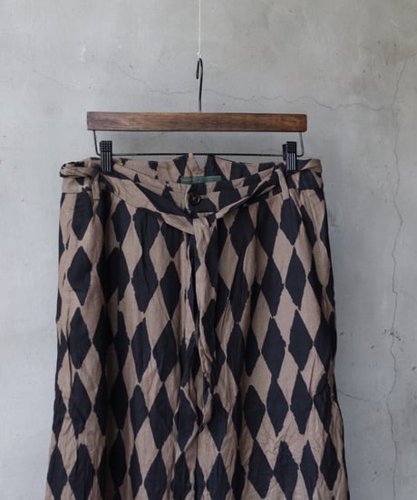 ALEKSANDR MANAMISアレクサンダーマナミ/ BUTTON LEG LOOSE PANTトラウザーズ / am-25008