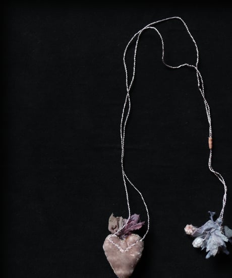 Antonia Rossi (Antomoon)/ Artisan Embroidered Heart Necklaceネックレス / An-26002