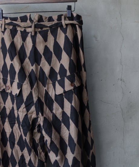 ALEKSANDR MANAMISアレクサンダーマナミ/ BUTTON LEG LOOSE PANTトラウザーズ / am-25008