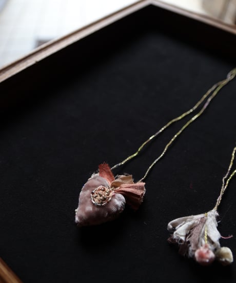 Antonia Rossi (Antomoon)/ Embroidered Heart Necklaceネックレス / An-25039