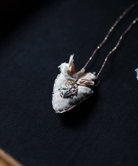 Antonia Rossi (Antomoon)/ Embroidered Heart Necklaceネックレス / An-25051