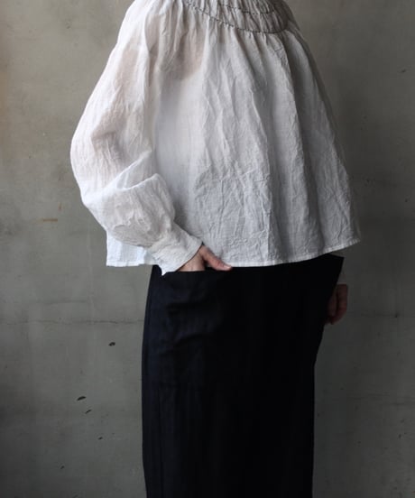 cavane キャヴァネ / Gathered stitch blouse linen100ブラウス / ca-26006