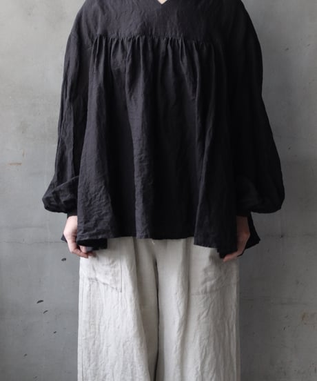 cavane キャヴァネ / Stand coll gathered chest linen100ブラウス / ca-25176
