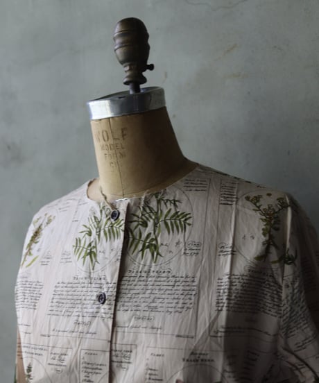 ALEKSANDR MANAMISアレクサンダーマナミ/ COLLARLESS WINTER HERBARIUM PRINT SHIRTブラウス / am-24027