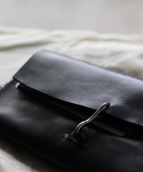 ALEKSANDR MANAMISアレクサンダーマナミ/ AM-T WALLET - BLACK革財布 /am-25029