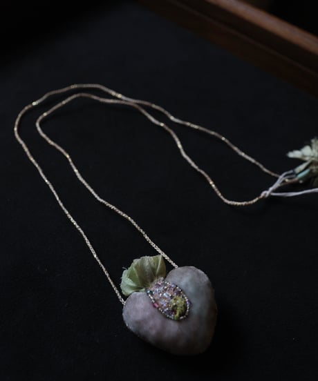 Antonia Rossi (Antomoon)/ Embroidered Heart Necklaceネックレス / An-24007