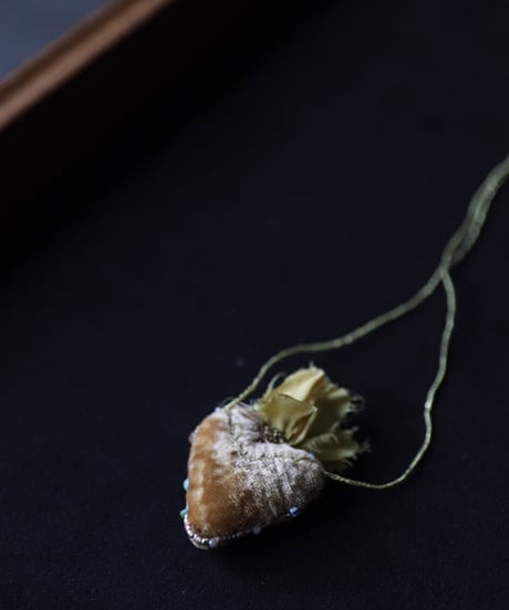 Antonia Rossi (Antomoon)/ Embroidered Heart Necklaceネックレス / An-25007