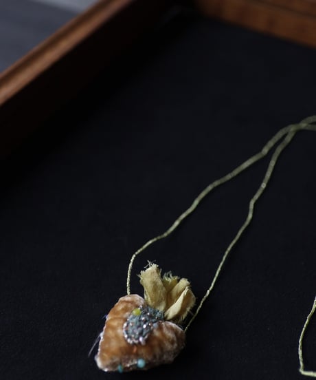 Antonia Rossi (Antomoon)/ Embroidered Heart Necklaceネックレス / An-25007