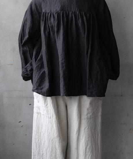 cavane キャヴァネ / Stand coll gathered chest linen100ブラウス / ca-25176