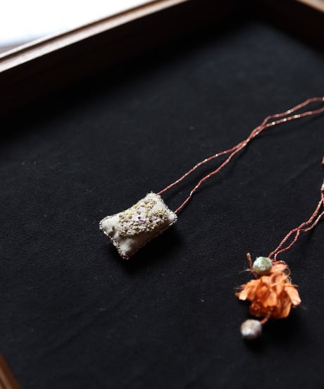 Antonia Rossi (Antomoon)/ Embroidered Square Heart Necklaceネックレス / An-25037