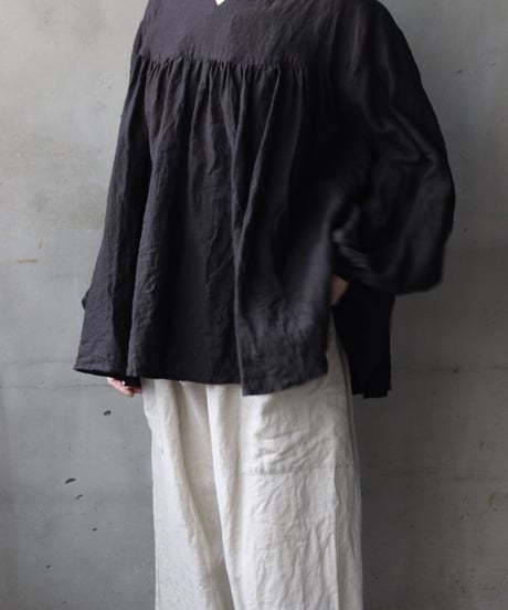 cavane キャヴァネ / Stand coll gathered chest linen100ブラウス / ca-25176