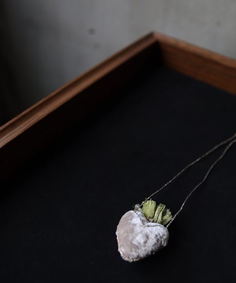 Antonia Rossi (Antomoon)/ Embroidered Heart Necklaceネックレス / An-25001