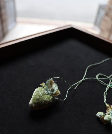 Antonia Rossi (Antomoon)/ Embroidered Heart Necklaceネックレス / An-25041