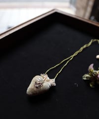 Antonia Rossi (Antomoon)/ Embroidered Heart Necklaceネックレス / An-25040