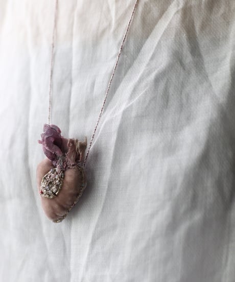 Antonia Rossi (Antomoon)/ Artisan Embroidered Heart Necklaceネックレス / An-26002