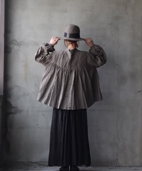cavane キャヴァネ / Stand coll gathered chest linen100ブラウス / ca-25177